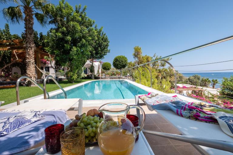 Santorini Mystique Garden Villa - B&B Kamari