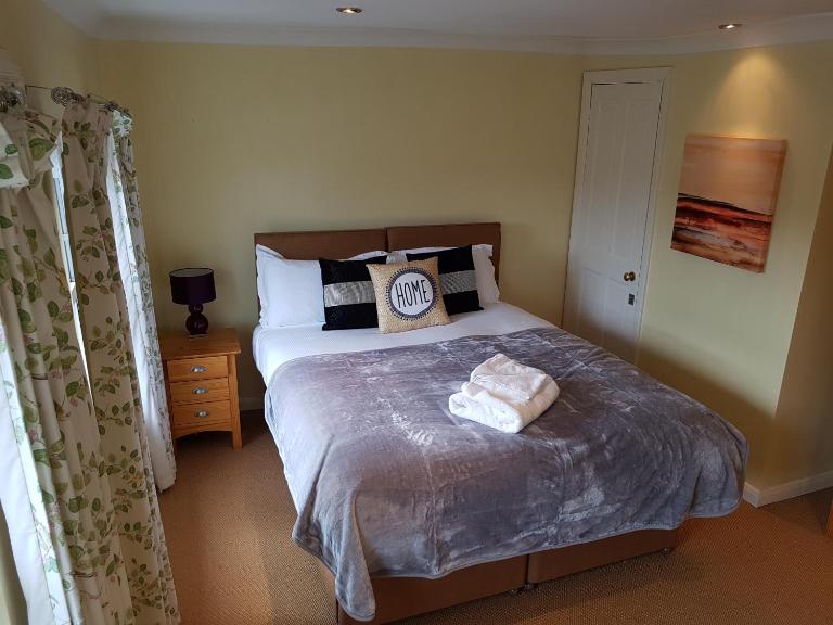 Slough Centre Townhouse with driveway parking for up to two cars - Bed and Breakfast Slough