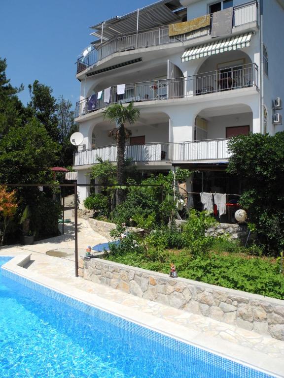VERA CK Apartment 30 m from the sea, with pool - Chambres d'hôtes Crikvenica