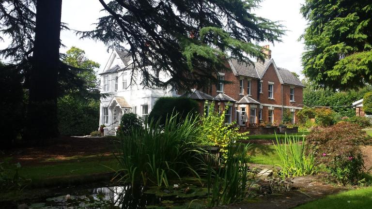 Claridge House Retreat Centre Including Vegetarian Or Vegan Breakfast - Bed and Breakfast Lingfield