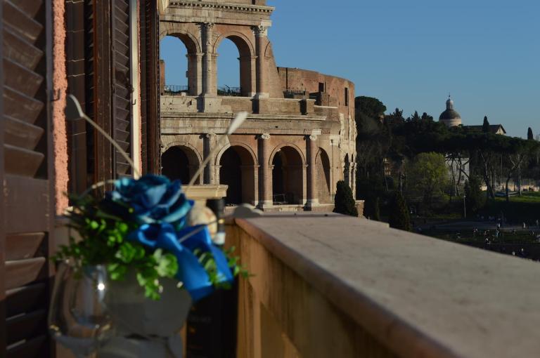 Balcony Colosseum View - B&B Roma