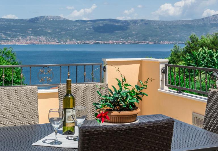 Apartment Leut with spacious terrace and sea view - B&B Slatine