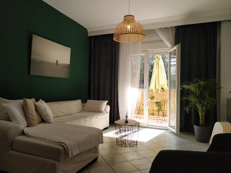 Bright Apartment steps from the Sea - B&B Salónica