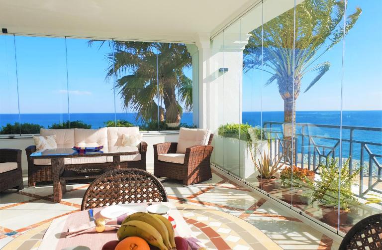 LUXURY APARTMENT FRONTAL TO THE SEA IN ESTEPONA DONCELLA BEACH - Chambres d'hôtes Estepona