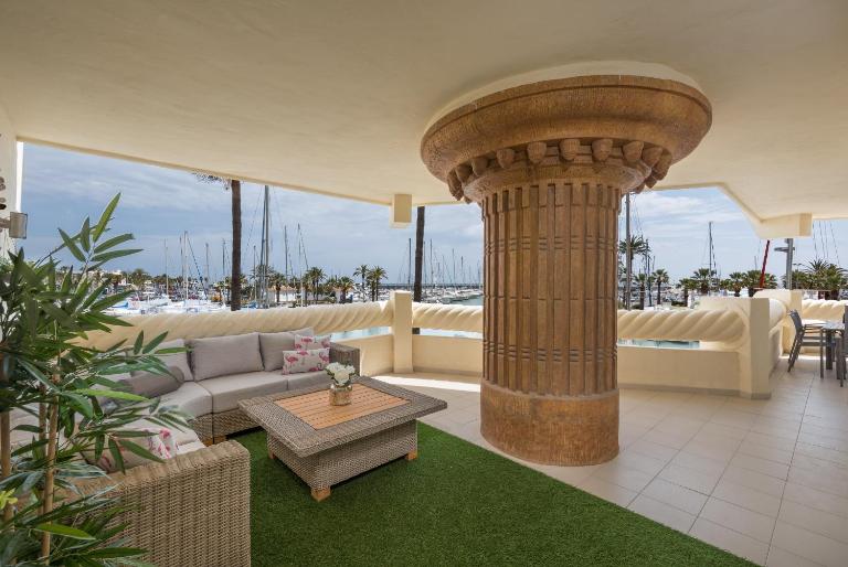 WintowinRentals Luxury and Sea View inside Puerto Marina - Chambres d'hôtes Benalmádena