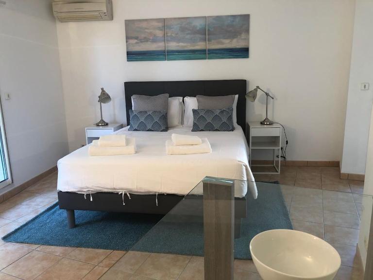Luminous, street view studio, excellent location - B&B Beausoleil