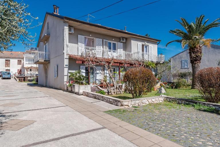 Centrally located apartment for 16 - B&B Novalja