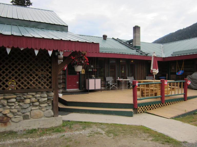 Summit River Lodge & Campsites - B&B Valemount