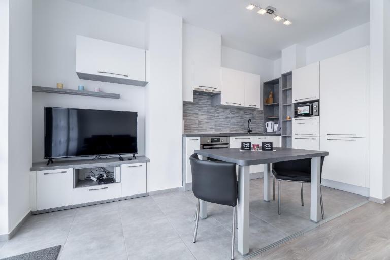 BpR CHIC White Home with Terrace & A/C & Garage - B&B Budapest