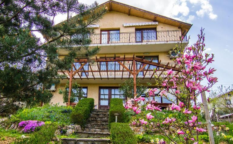 Къща за гости "Вила Релакс" - B&B Apriltsi