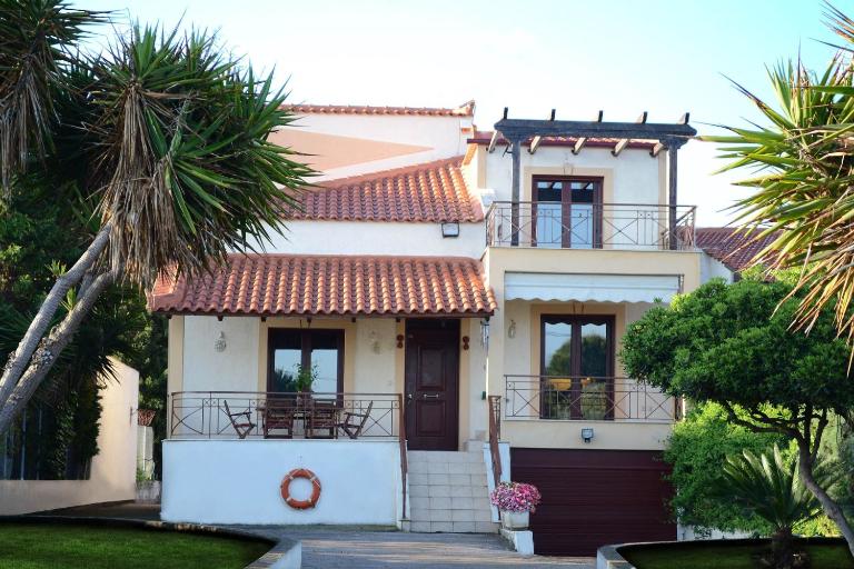 Villa Bella Loukisia Seafront 5BR Villa for 10 Near Athens - B&B Loukísia