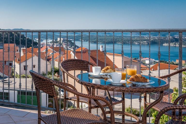 Apartment Anamarija with sea view - Chambres d'hôtes Sibenik