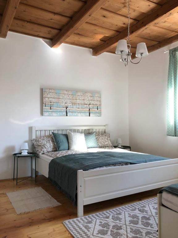 Twin Pines Apartment - Ikerfenyők apartman - Chambres d'hôtes Egerszalók