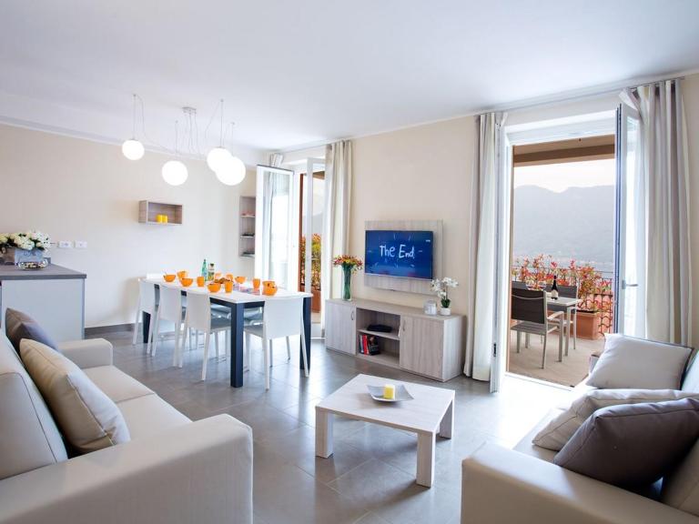 SALA COMACINA APARTMENT NO 4-SLEEPS 10 by Italian Apartments - Ferienwohnung Sala Comacina