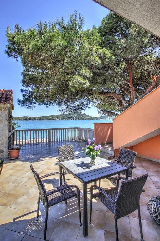 Apartment Ena 1 - B&B Betina