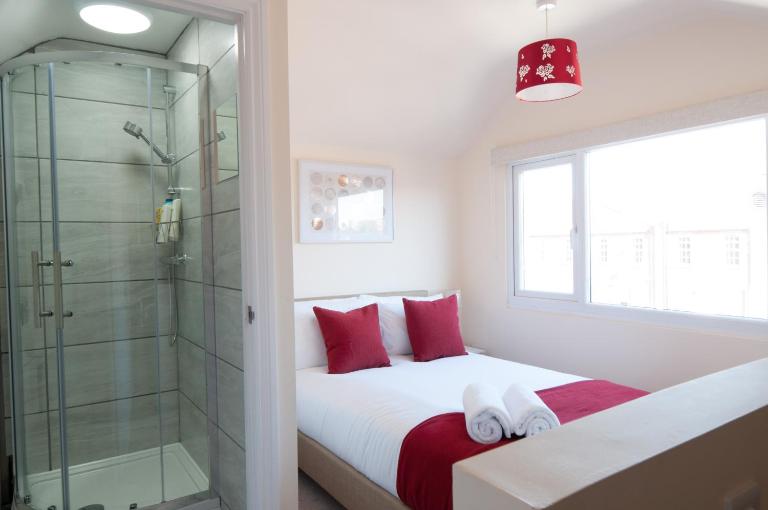The Wellington - Stylish 3-Bedroom House, Sleeps 8, Ideal for Professionals - B&B Burton-on-Trent