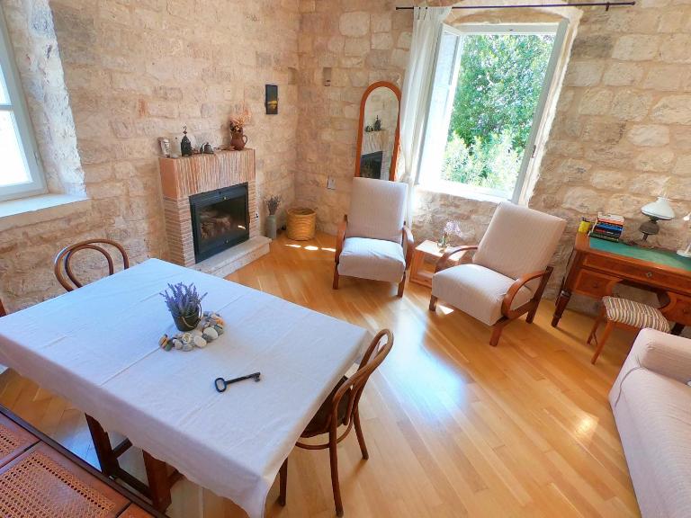 Historic Piazza House & Romantic Hidden Garden - Ferienwohnung Hvar