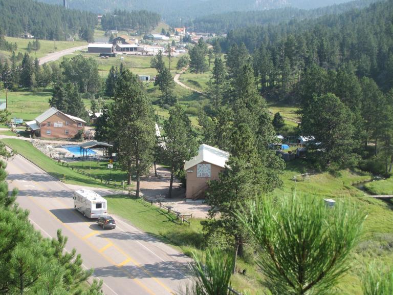 Black Hills Cabins at Quail's Crossing - Chambres d'hôtes Hill City