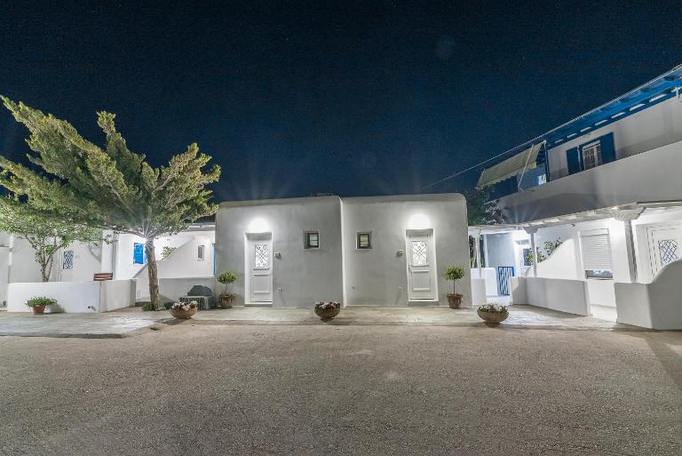 Flora's Houses Mykonos - B&B Klouvás