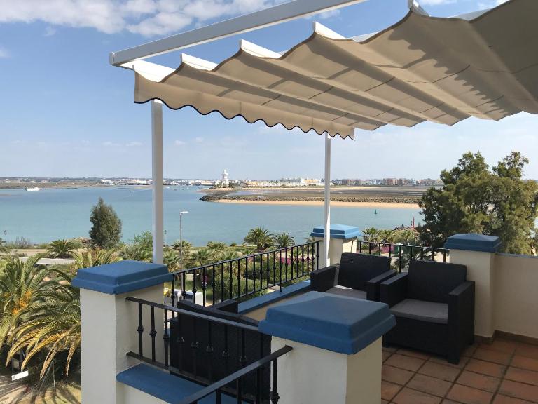 Beautiful penthouse with ocean and marina views - Ferienwohnung Isla de Canela
