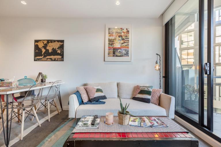LUXURIOUS RIVERSIDE RESORT STYLE APARTMENT☆POOL☆SPA☆GYM☆ROOFTOP WITH CITY VIEWS - B&B Melbourne