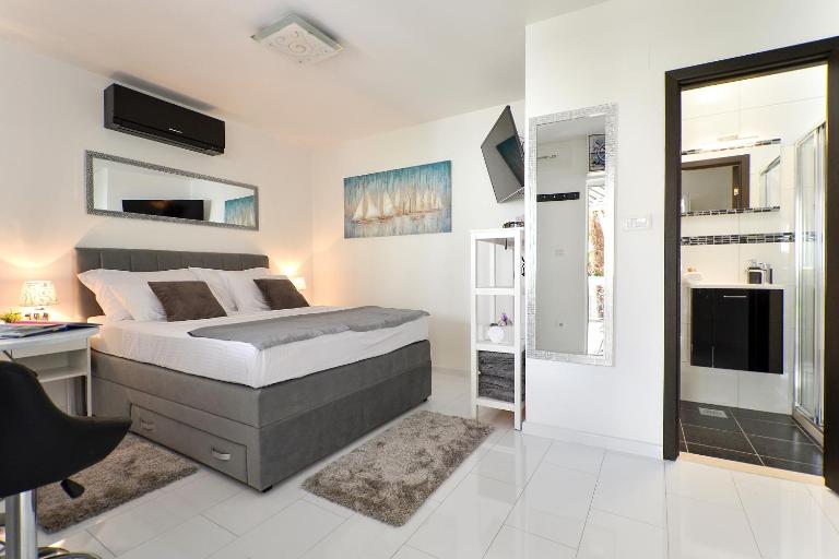 Spalato Imperium - with terrace, free bikes - B&B Split
