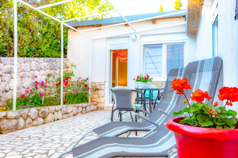 Vacation Home Grill & Chill with 350m2 garden with BBQ - B&B Novi Vinodolski