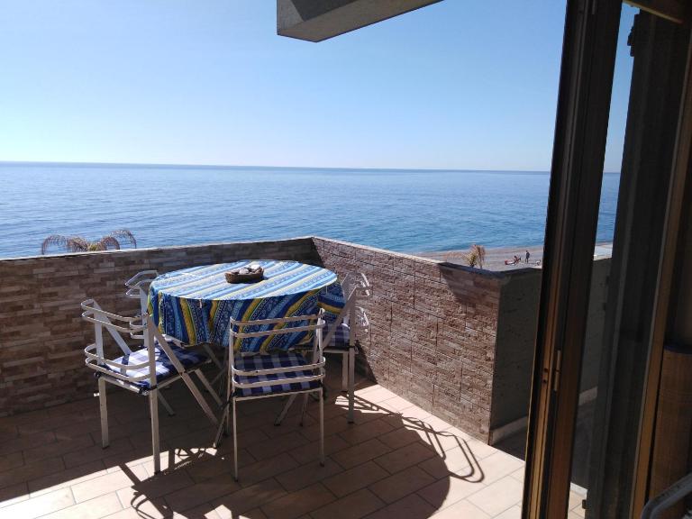 Terrace on the sea - Bed and Breakfast Roccalumera