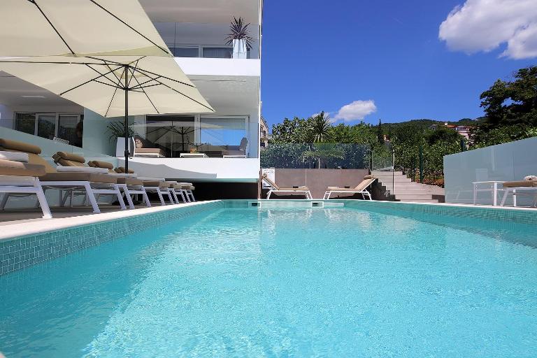 New apartment with swimming pool near the beach - B&B Ičići