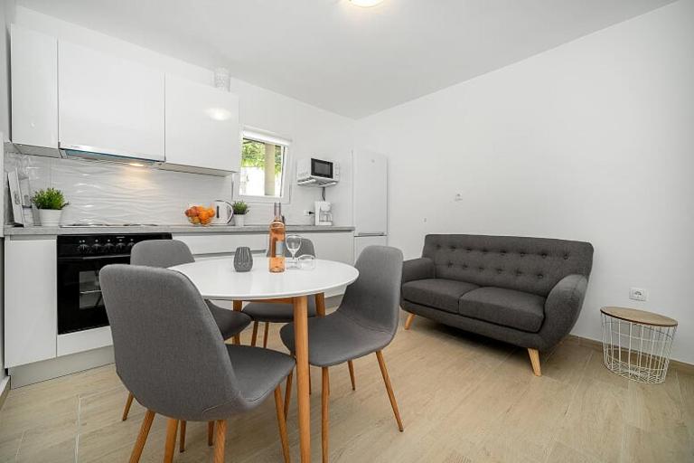 Sunshine Apartment Sovlje - Chambres d'hôtes Tribunj