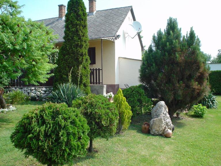 Örökzöld Apartmanok Balatonfenyves - B&B Balatonfenyves