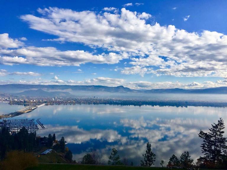 Lake and Bridge View Vacation Home - Bed and Breakfast West Kelowna