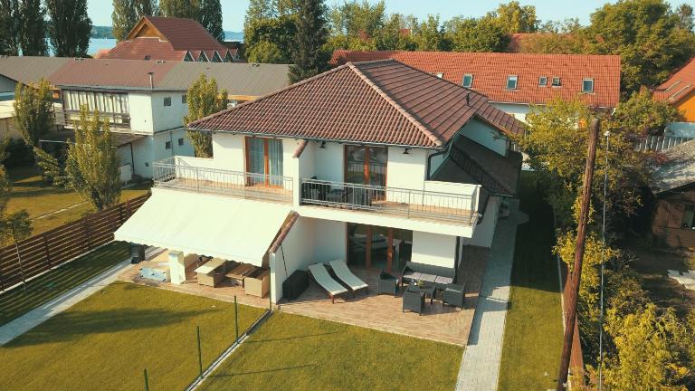 Beachside Apartment - B&B Szántód