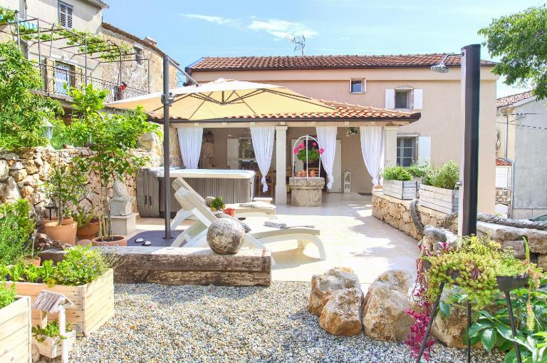 White Cottage Heritage House - Chambres d'hôtes Čižići
