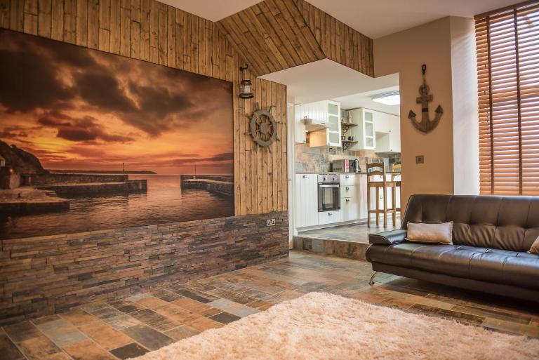 Deluxe Rustic Charlestown Themed Apartment - B&B St Austell