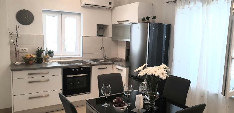 Apartments Karlo - Bed and Breakfast Makarska