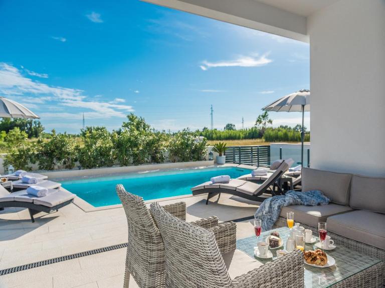 Villa Ana,luxury wellness villa with heated pool and jacuzzi - B&B Privlaka