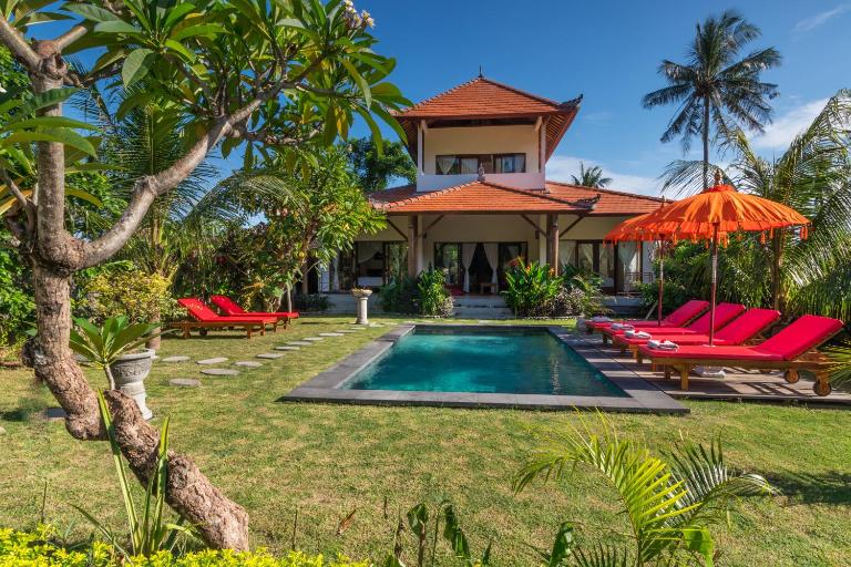 Villa Gayatri Hidden Oasis - Bed and Breakfast Amed