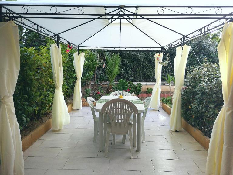 ValeValeHome - home gallery with fully equipped kitchen, reserved parking, big garden - Ferienwohnung Olbia