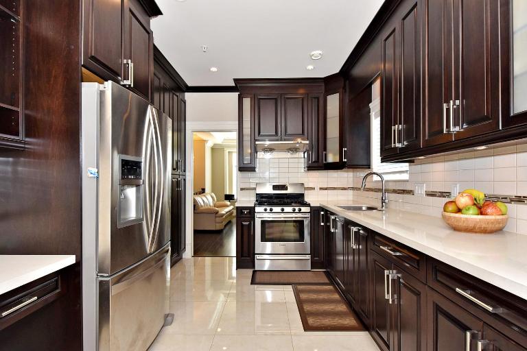 Rare Find Exquisitely New Quiet & Safe Skytrain Home - Bed and Breakfast Vancouver