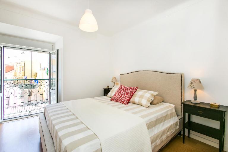 Belem! Charming 2 Bedroom Apartment w terrace, Wifi & free street parking - B&B Lisbona