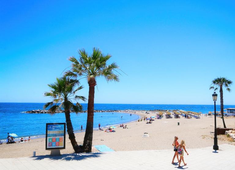 MARBELLA HOME RENTALS - 3BR Beachfront complex, Puerto Banus - Ferienwohnung Marbella