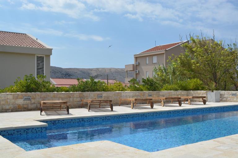 Villa Antea - modern house with pool - B&B Pag