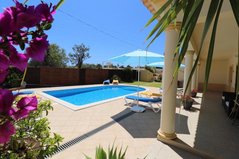 VILLA EBER - independent 1 & 2 bedroom apartments, pool, air con, fast Wi-Fi, near old town of Albufeira and beaches - Ferienwohnung Albufeira