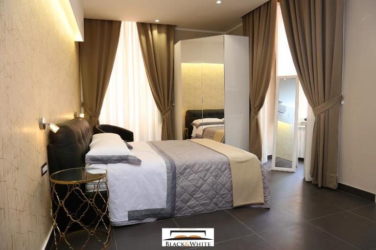 Residence Black & White - Ferienwohnung Neapel