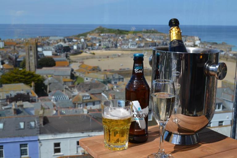 THE PENTHOUSE Top Floor Apartment with Bay Views, Large Balcony & Onsite Parking - Chambres d'hôtes St Ives