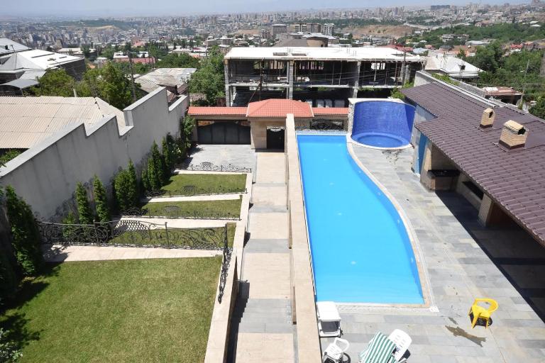 A Royal Luxury Villa In Center With Two Swimming Pools, Sauna and Jacuzzi. - B&B Yerevan