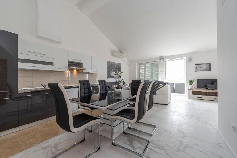 Beautiful penthouse for 8 close to city center - B&B Novalja