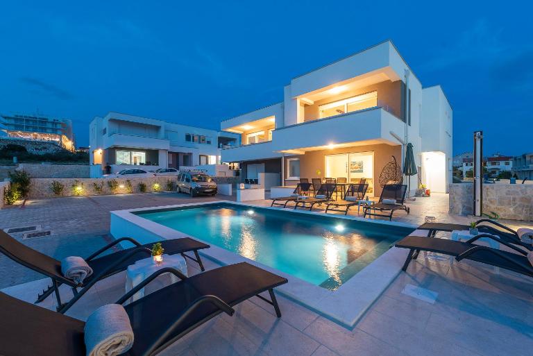 Adris 2 luxury modern apartment with a pool - Chambres d'hôtes Novalja