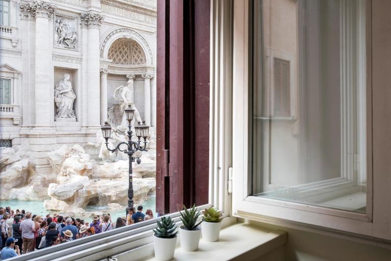 Luxury Suite with Direct Trevi Fountain View Romantic Stay - Chambres d'hôtes Rome